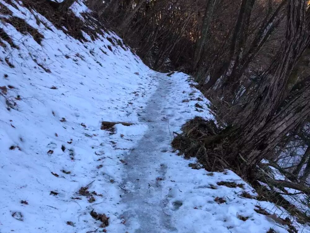 凍結した登山道