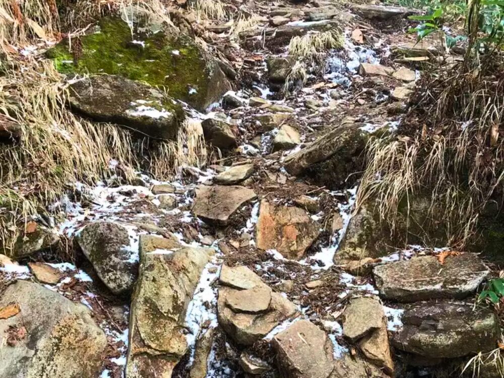 凍った登山道