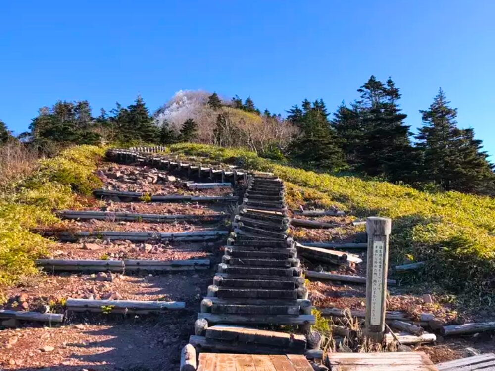 山頂までの階段