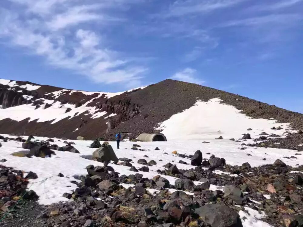 前掛山前の広場