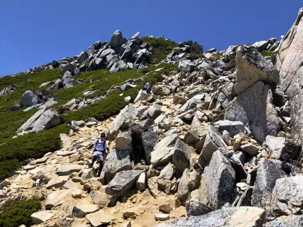 急斜面の下山路