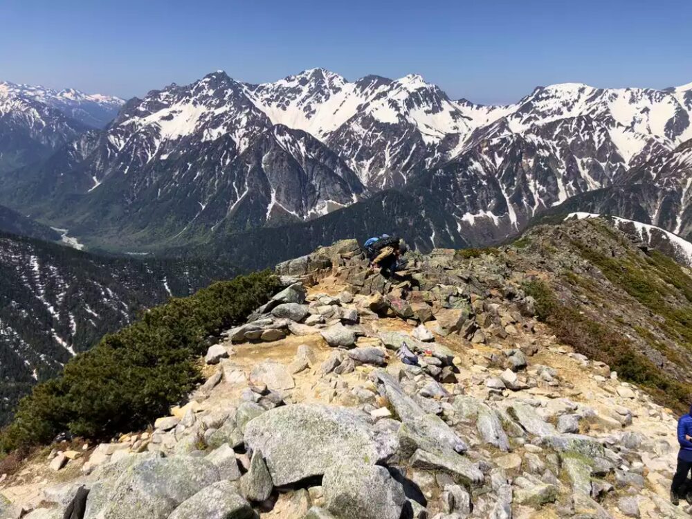 常念岳山頂の広場