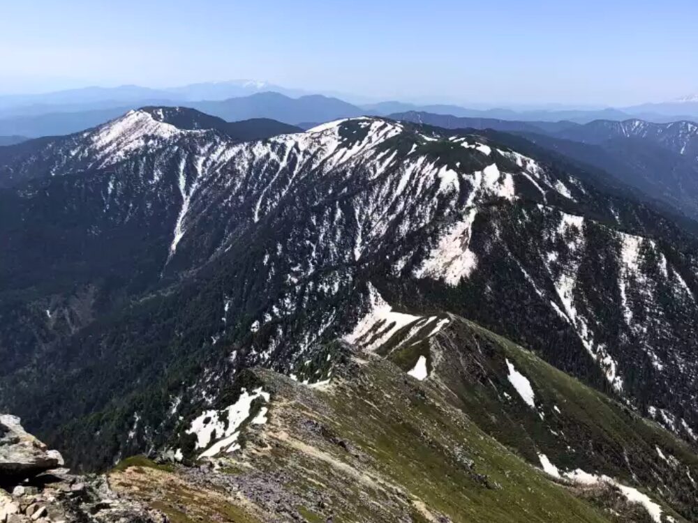 蝶ヶ岳方面の稜線