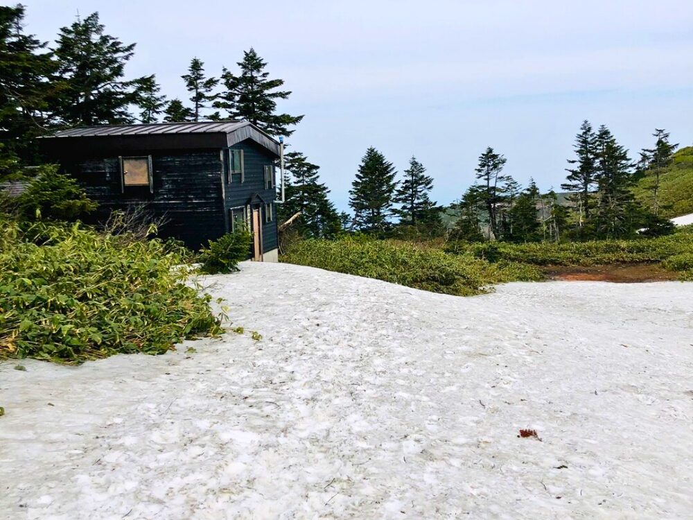 残雪の登山道