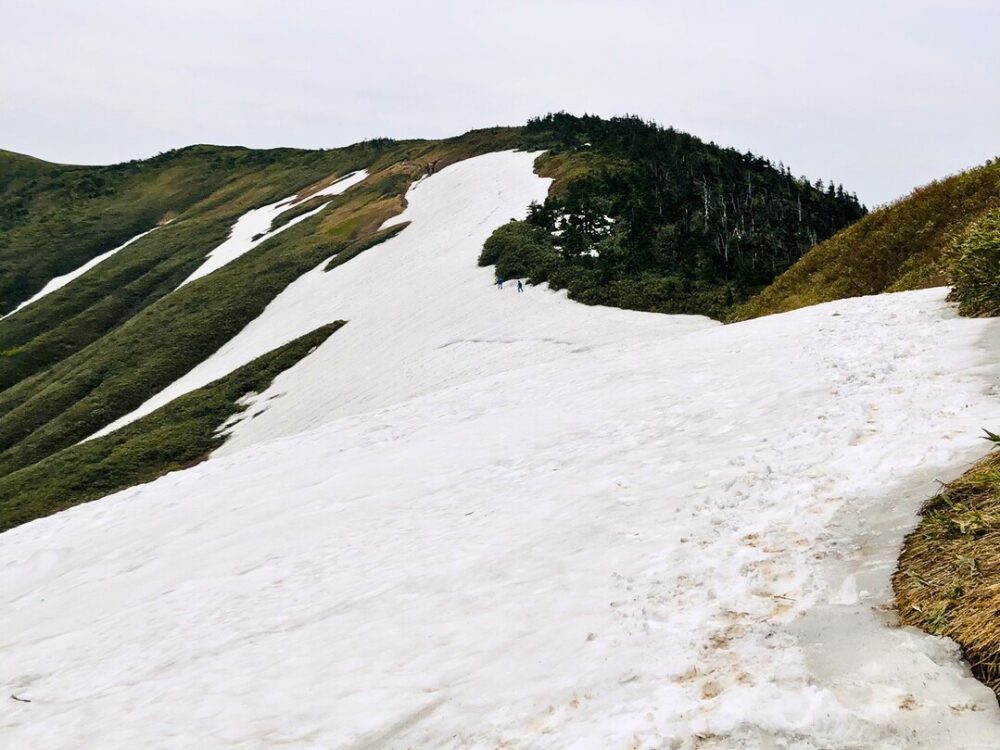 雪の登山道