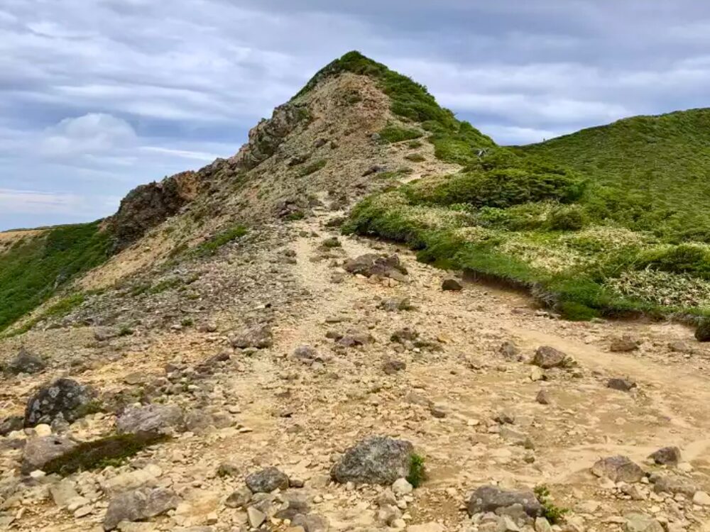 朝日岳山頂への道