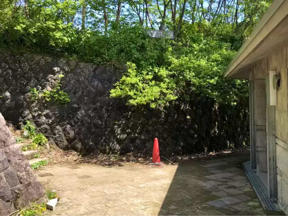 トイレの裏手の登山道