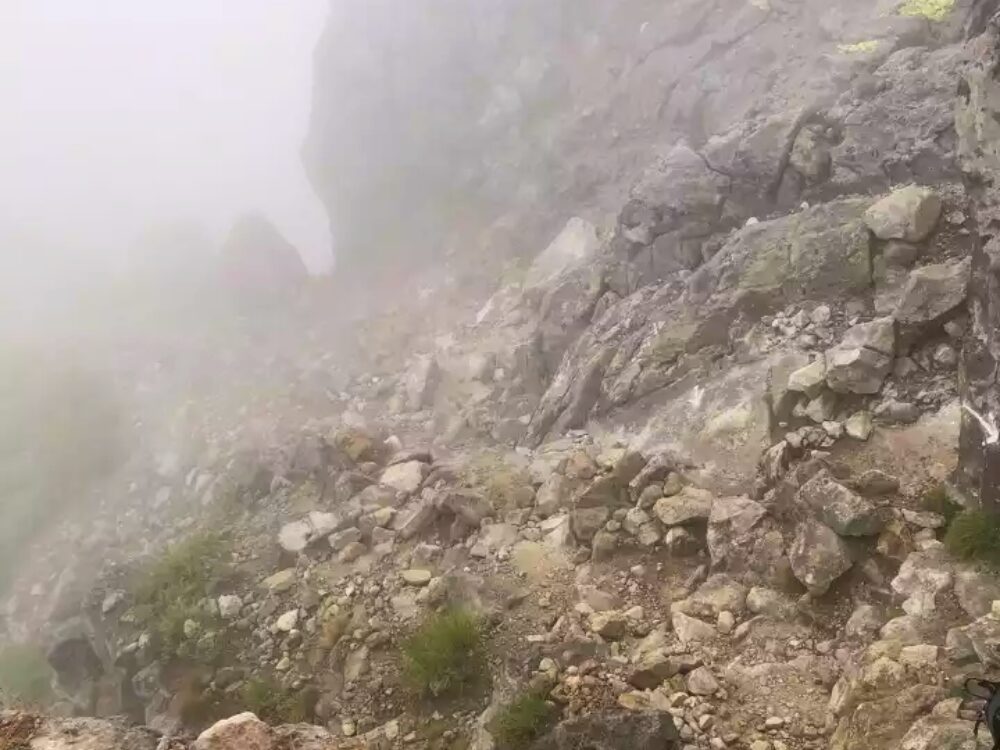 霧の登山道