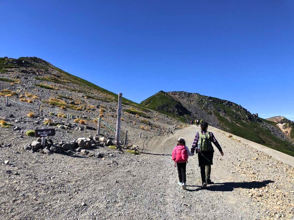 家族と登山道