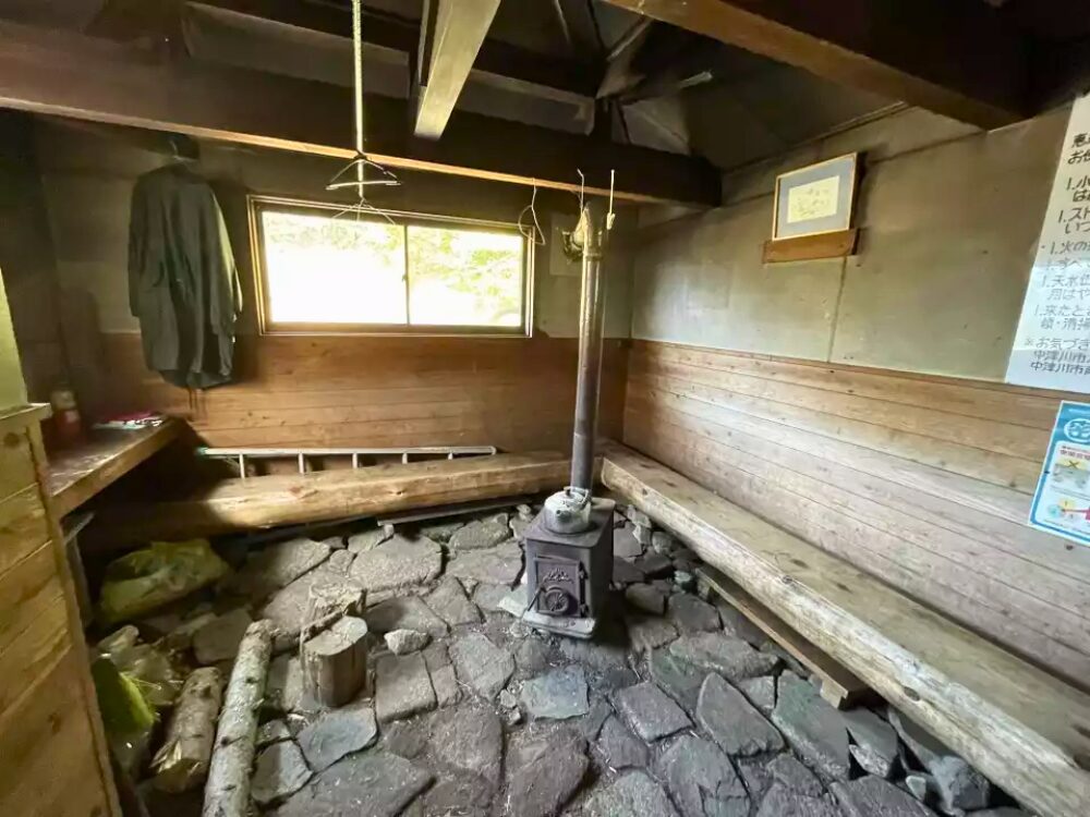 避難小屋の内部