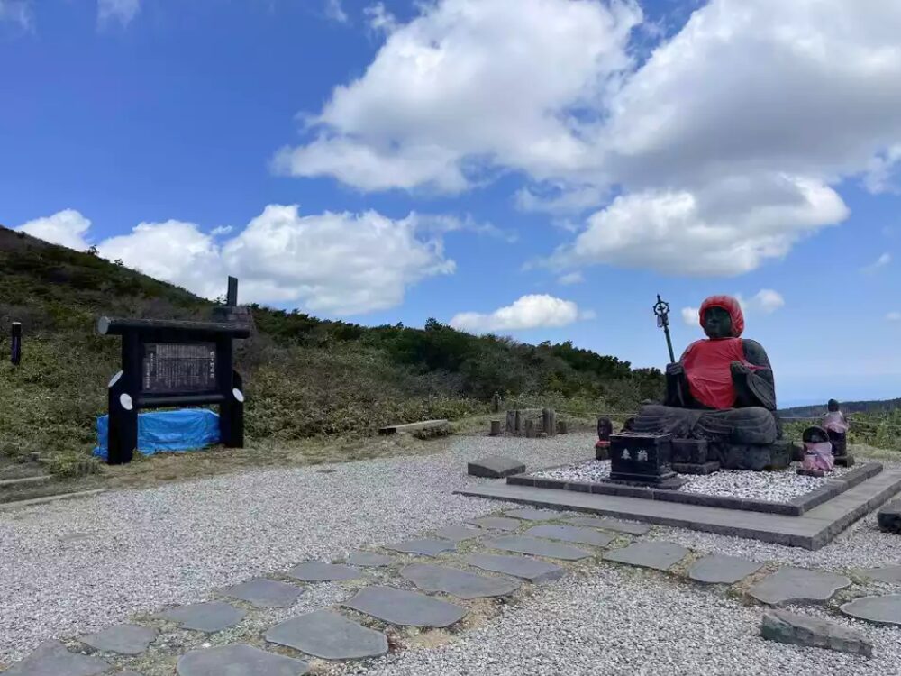 地蔵山頂駅広場と大仏