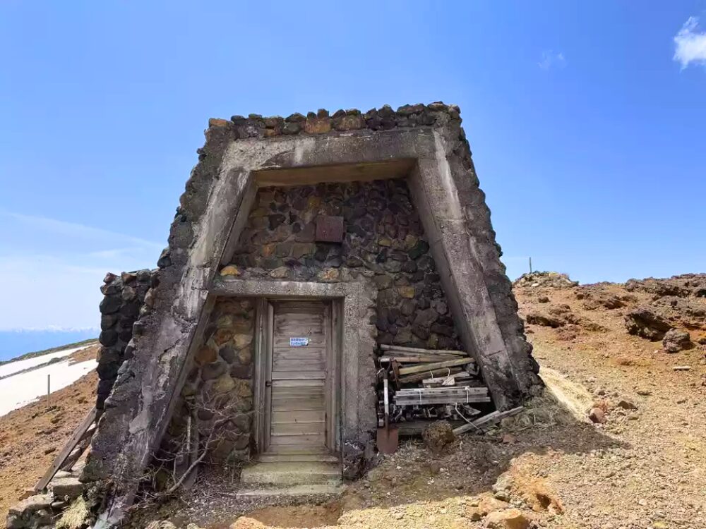 火山対策された避難小屋