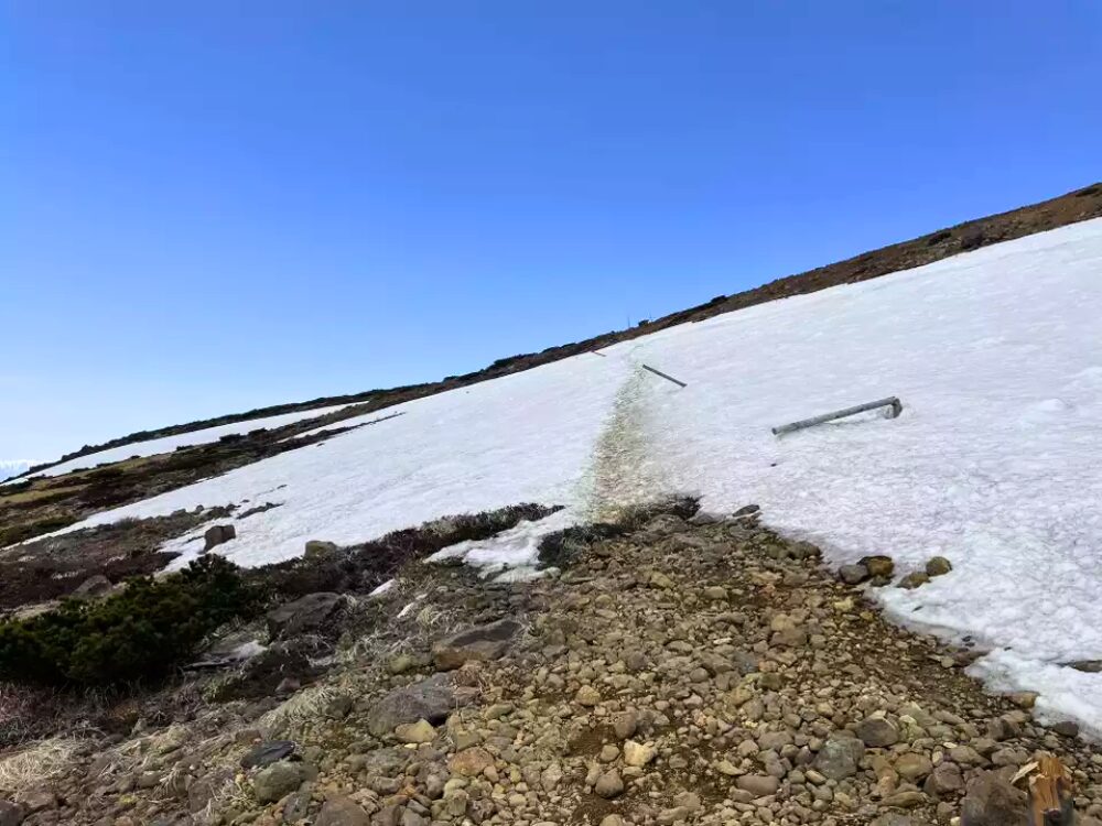 雪の登山道