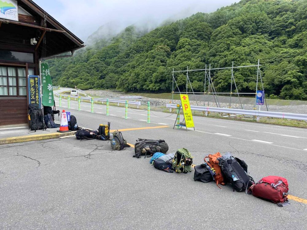 チケット購入のため、荷物で場所取り