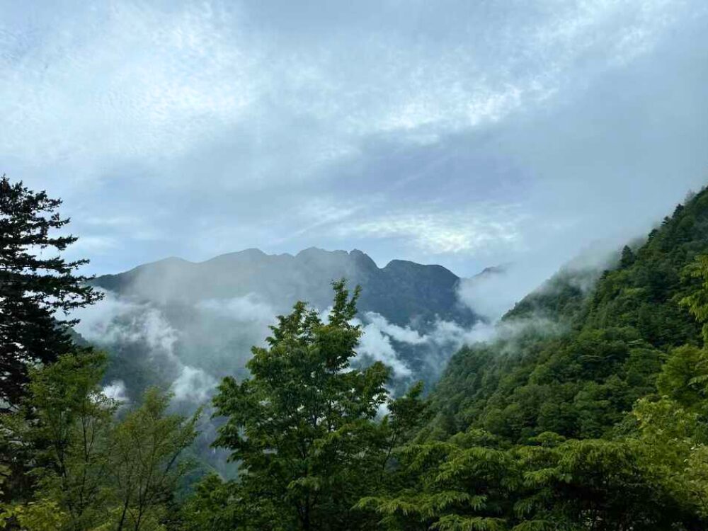 雲がかかった山