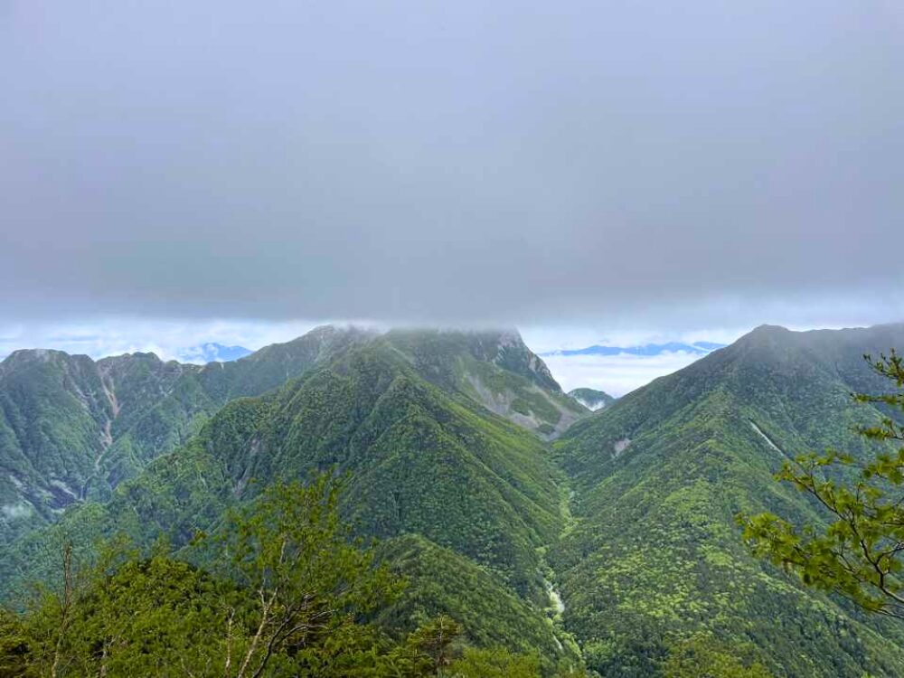雲の切れ間と山々