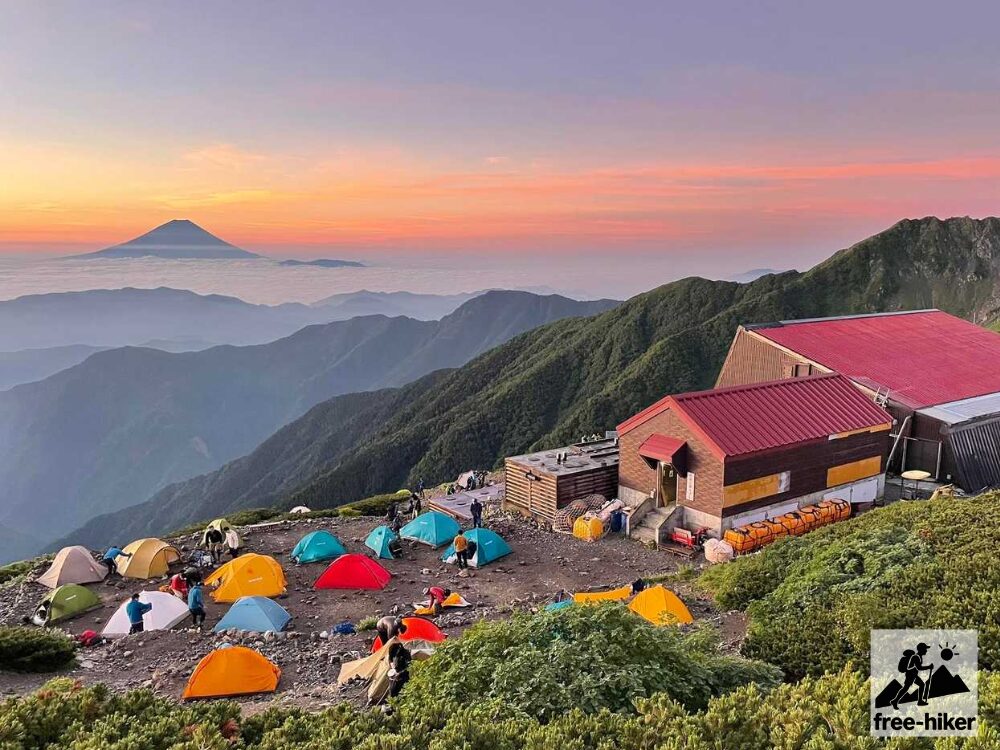 北岳山荘と富士山