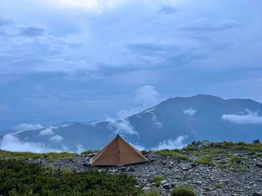 テントと山々