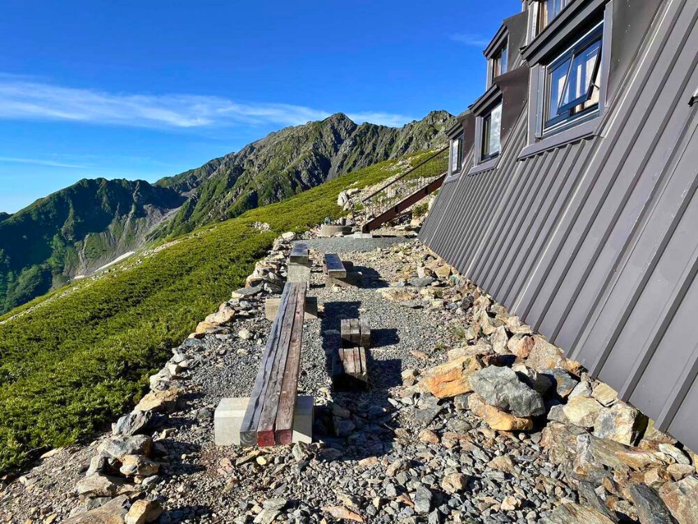 北岳山頂 裏手のベンチ