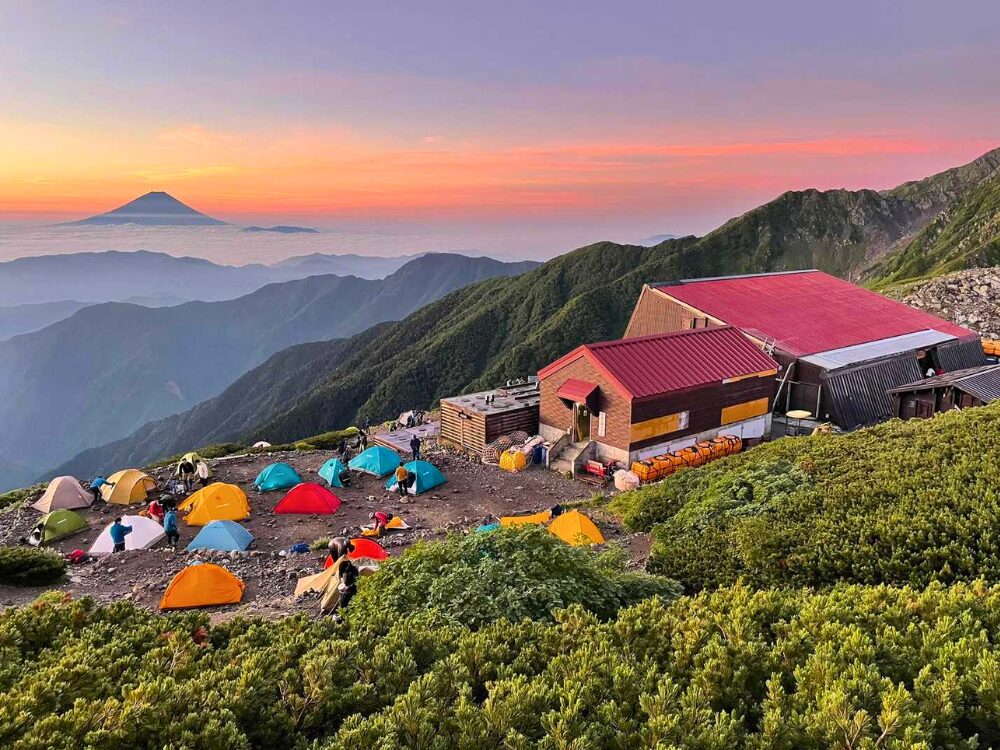 北岳山荘と富士山