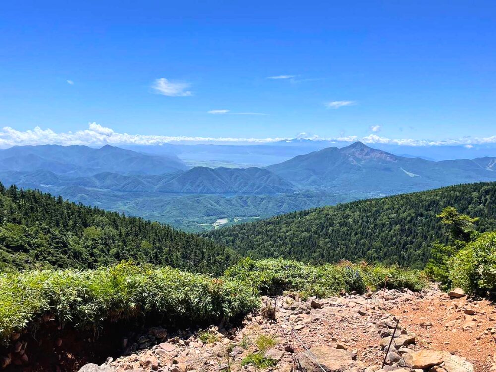 登山道と磐梯山