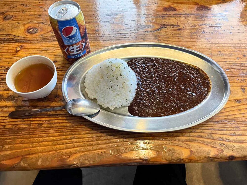 槍ヶ岳ブラックキーマカレーとペプシコーラ