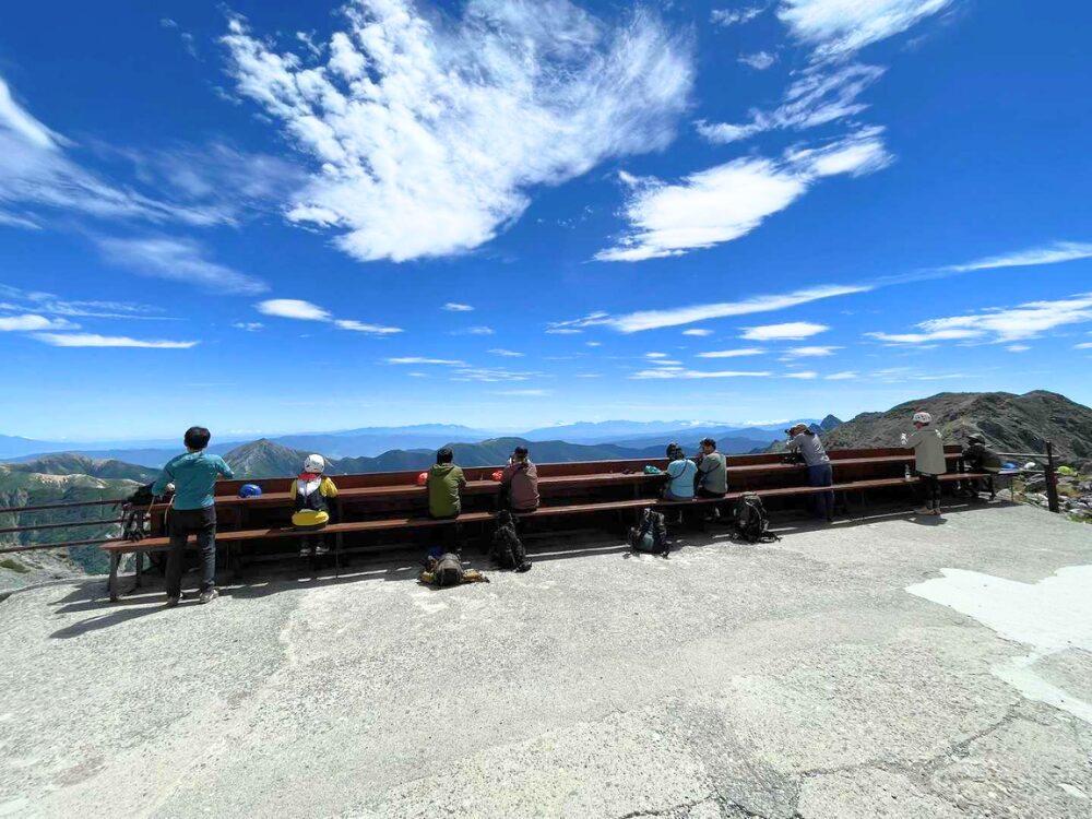 槍ヶ岳山荘前の天空テラス