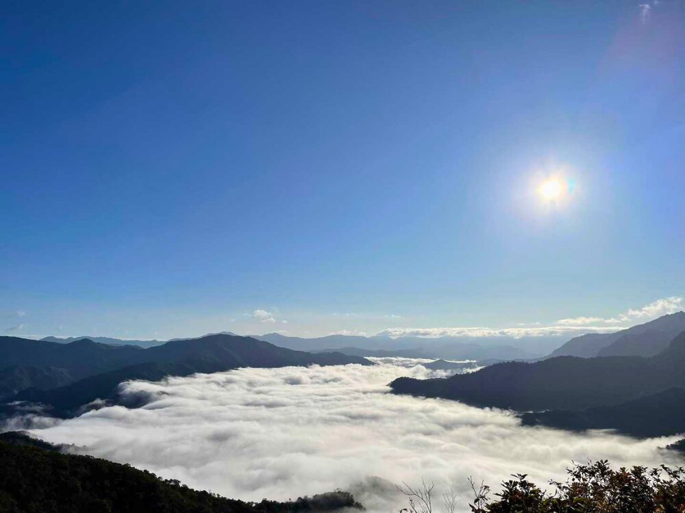 越後駒ヶ岳の登山道からみた雲海と太陽