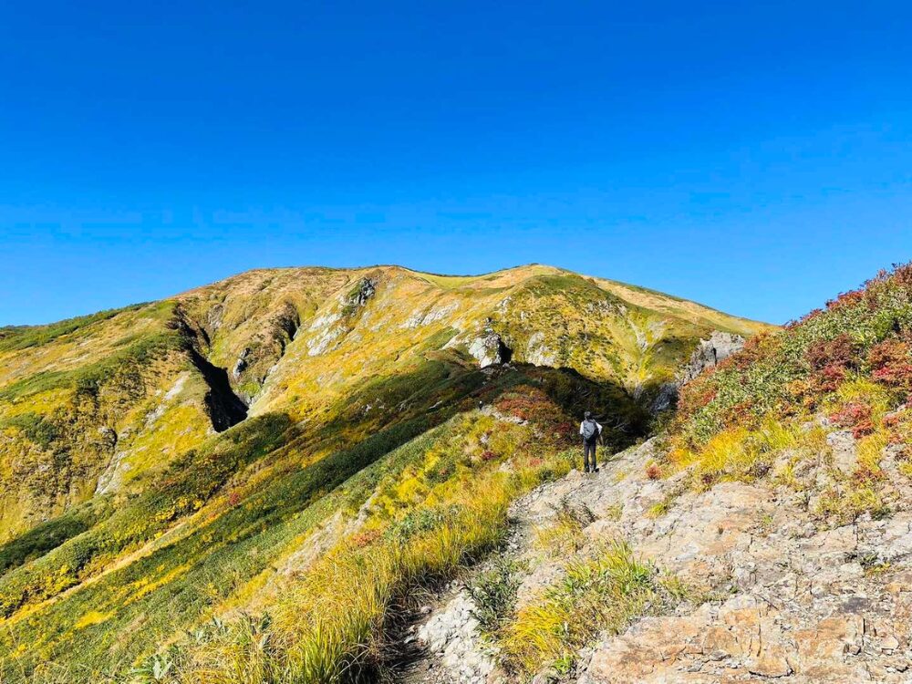 越後駒ヶ岳の稜線と登山者