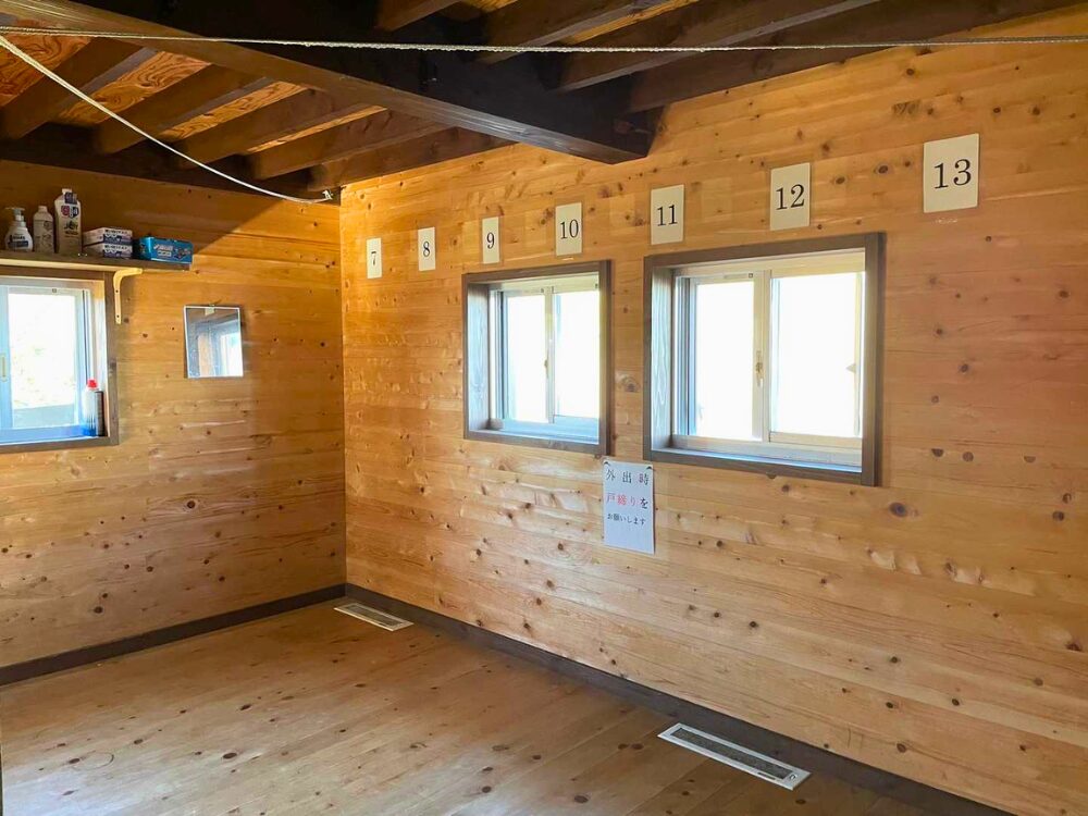 越後駒ヶ岳の駒の小屋の内部