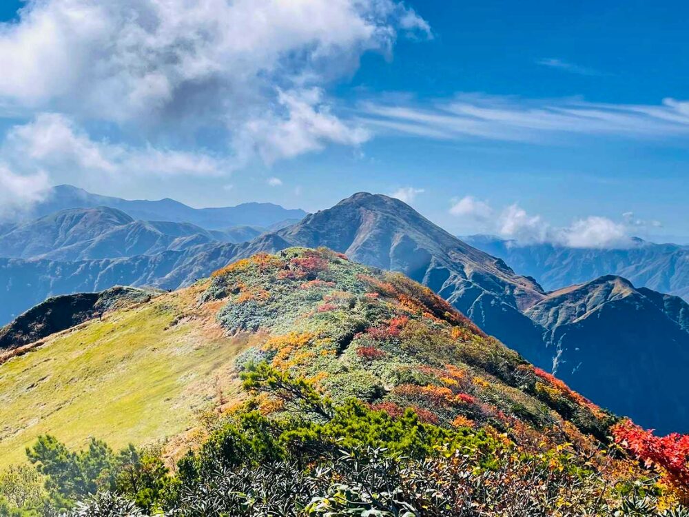 越後駒ヶ岳の稜線と山々