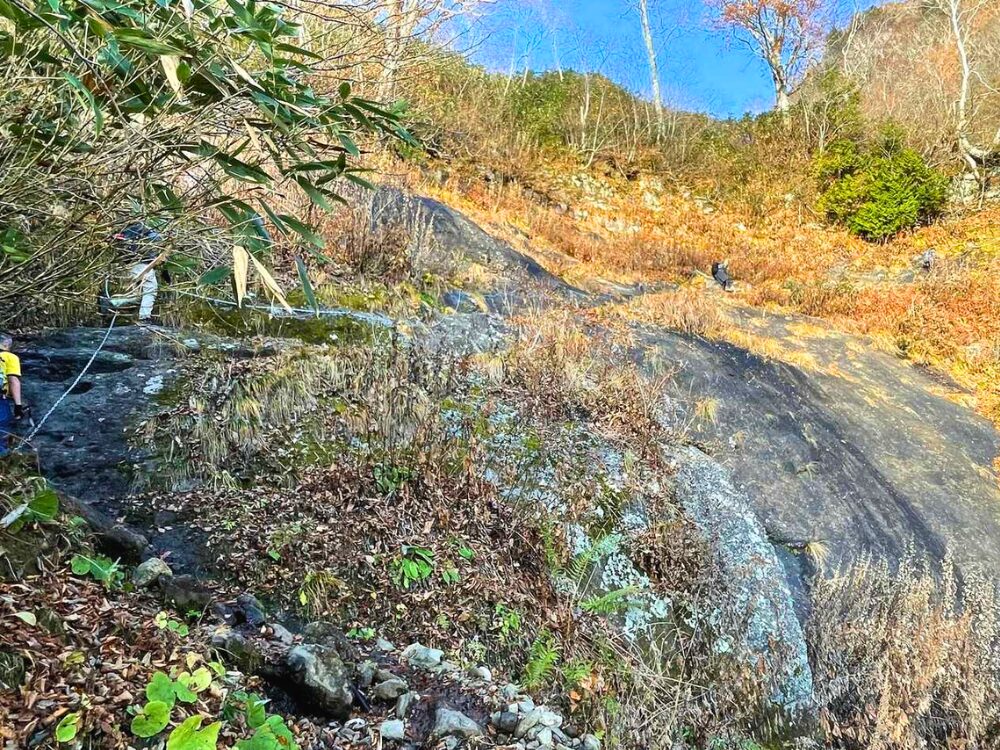 高妻山のトラバースする登山道