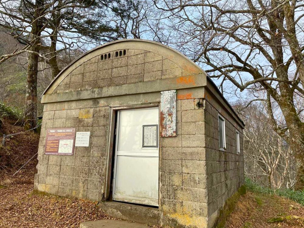 高妻山にある不動避難小屋