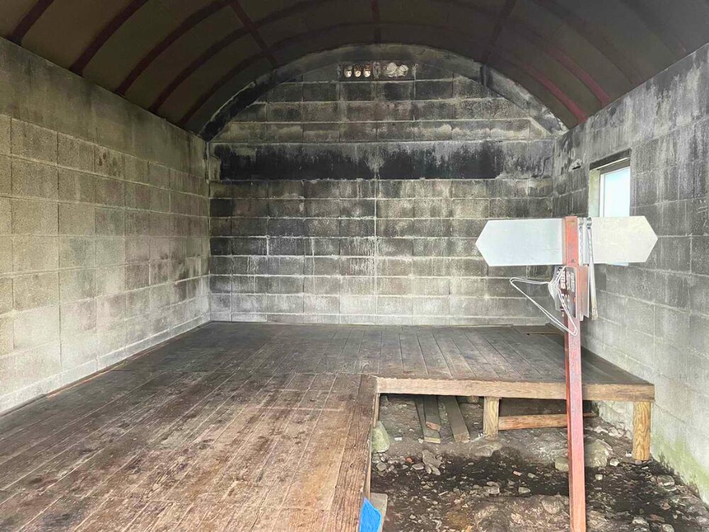 高妻山にある不動避難小屋の内部