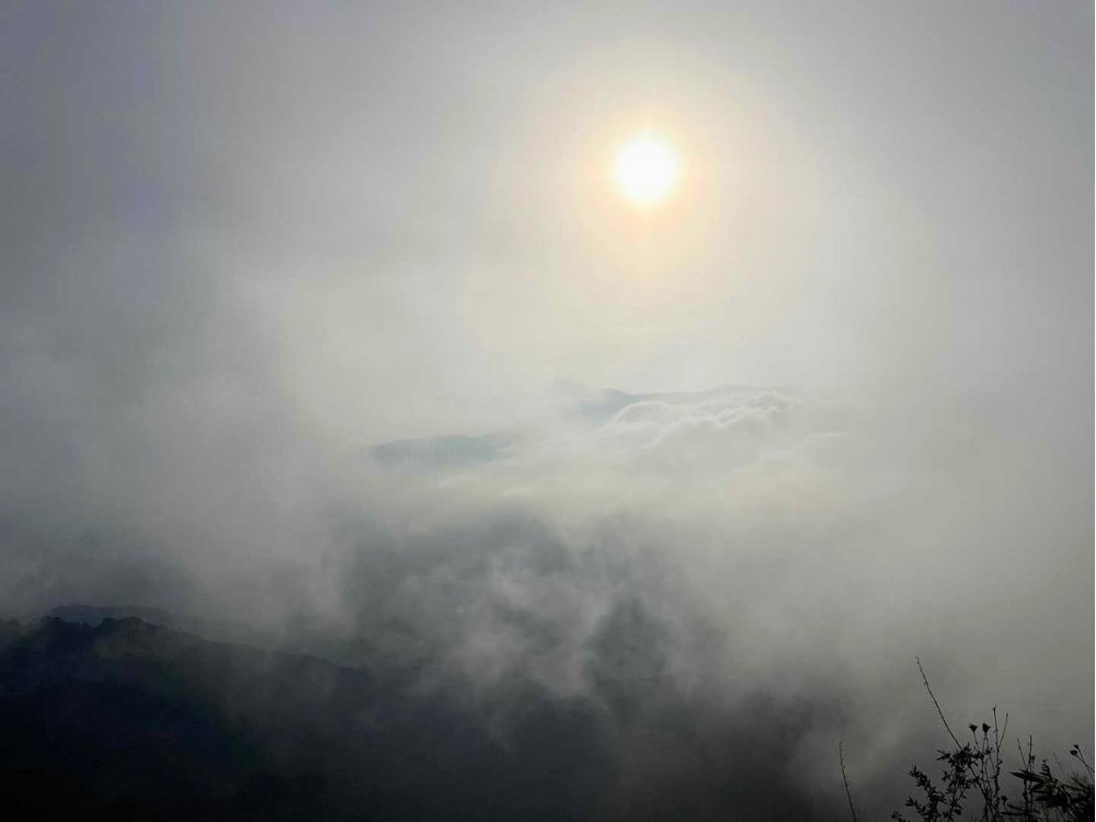 高妻山の登山道から見た霞んでいる太陽