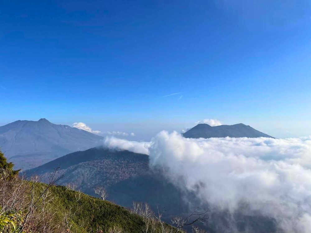 高妻山の登山道から見た山と雲海
