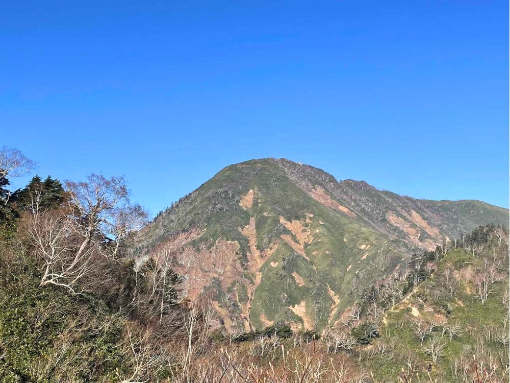 登山道から見える高妻山