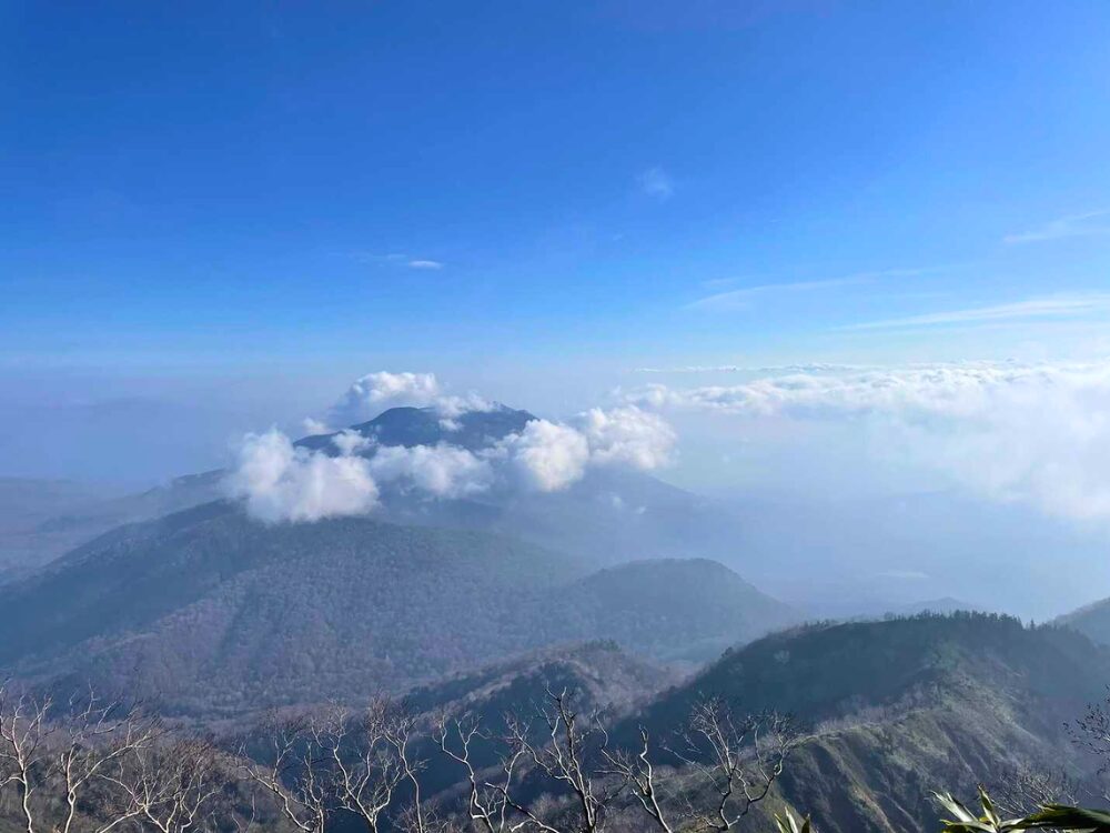 高妻山の稜線から見える山々