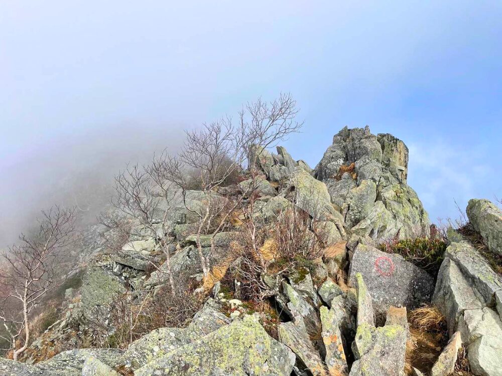 高妻山の山頂手前の岩場