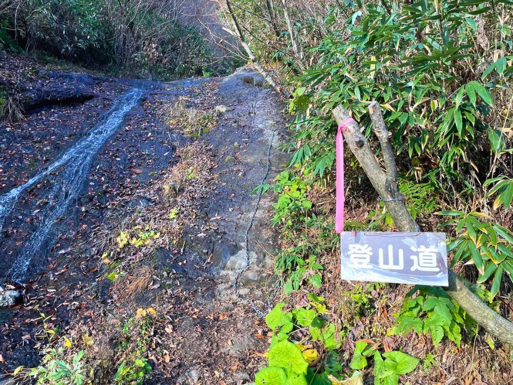 高妻山の滝の脇を登る登山道