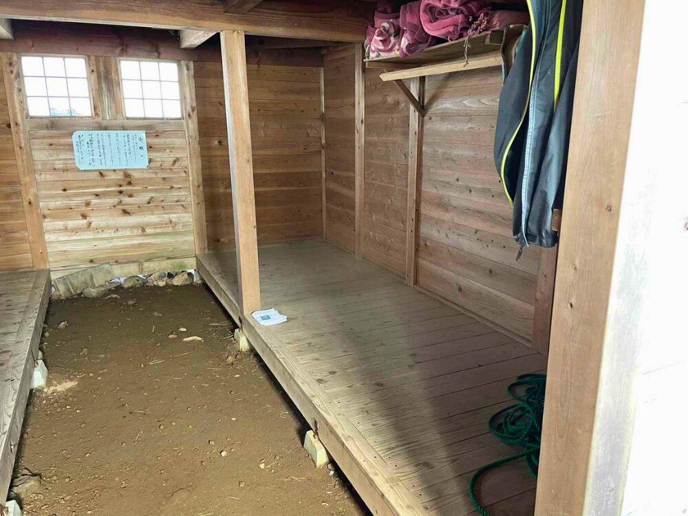 御嶽山の白竜避難小屋内部