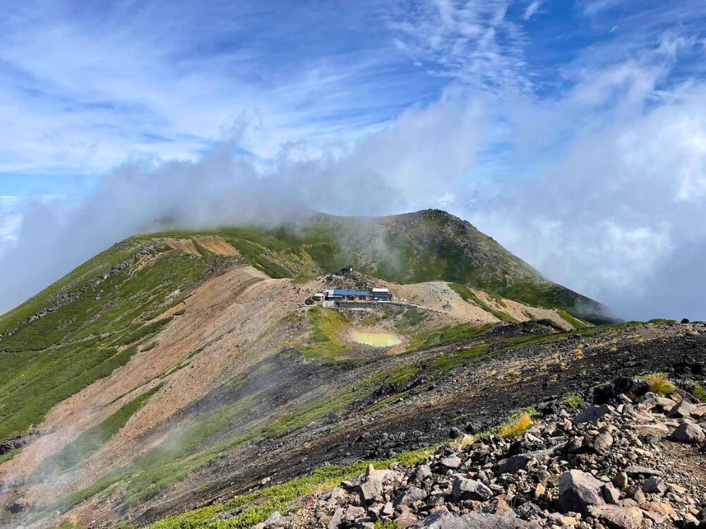 登山道から見た五の池小屋と五ノ池