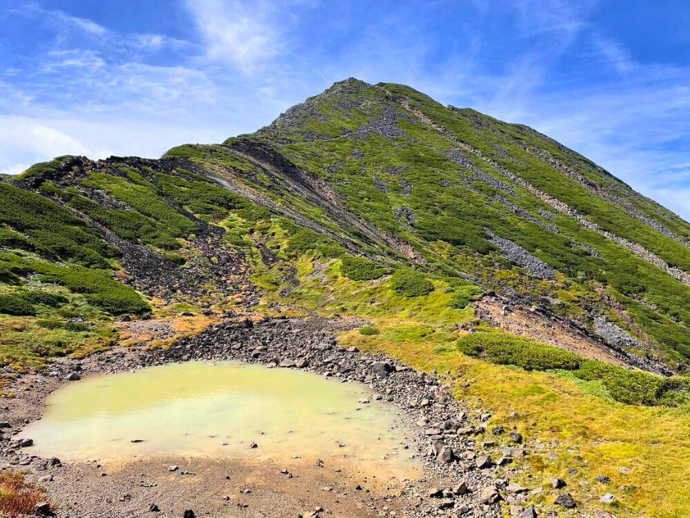 五の池と摩利支天山の風景