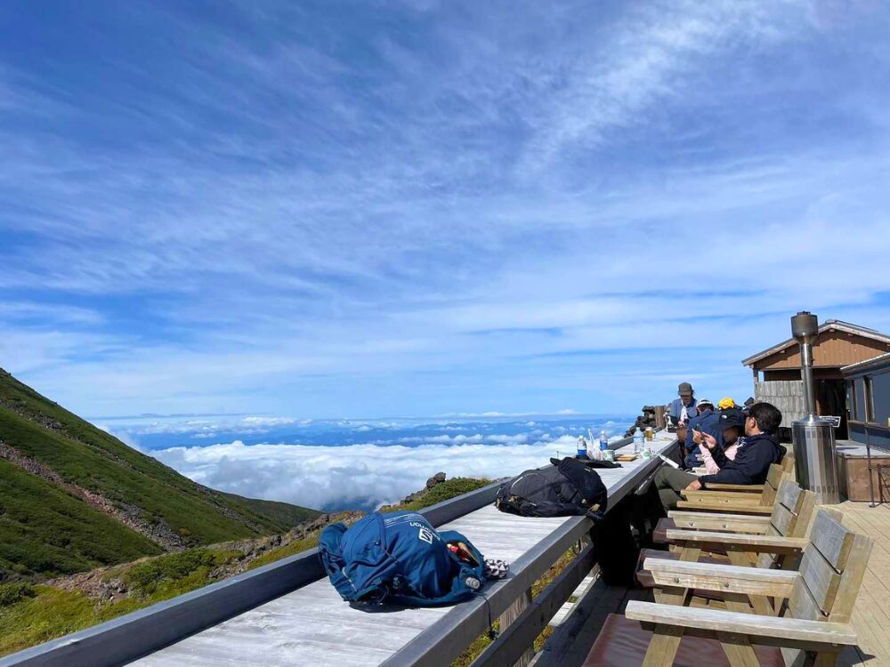 御嶽五の池小屋前のテラスと雲海