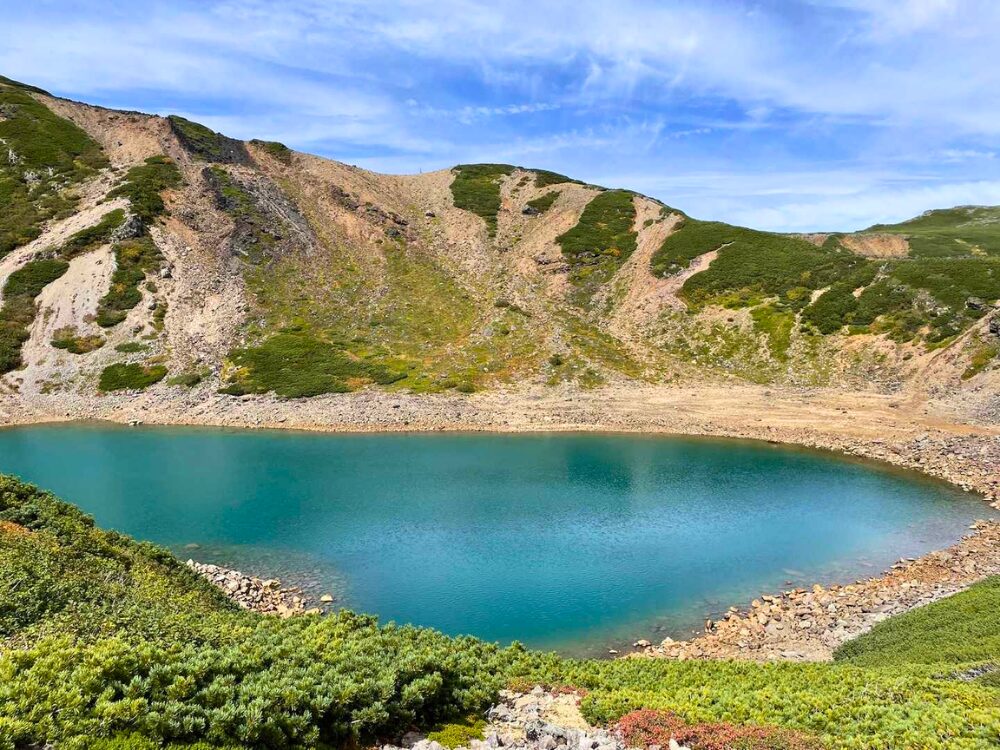御嶽の継子岳周回の登山道からみた三ノ池