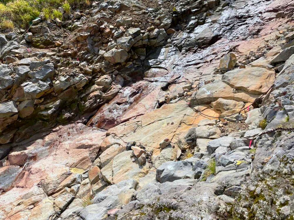 御嶽山の崩壊した危険な登山道