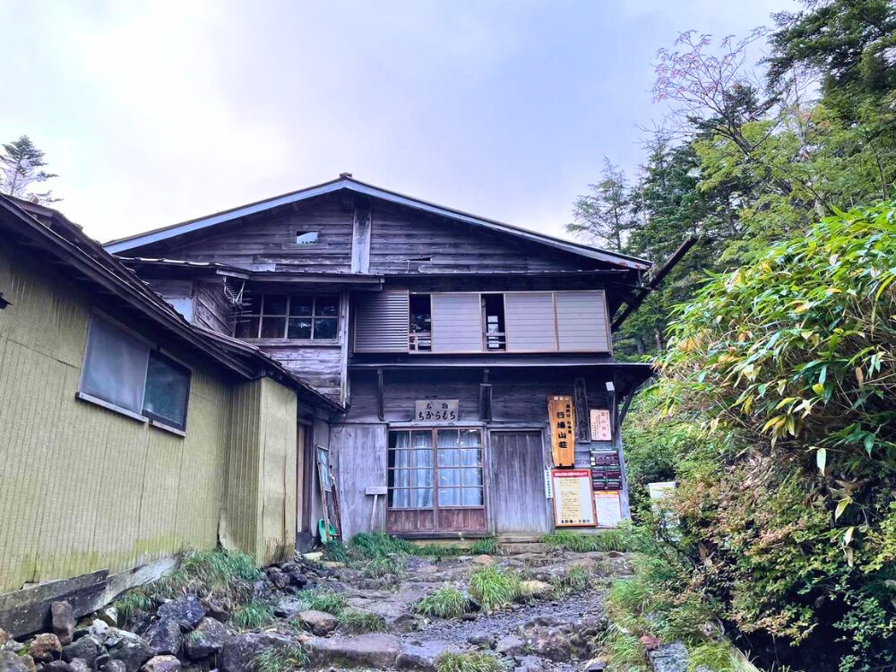 御嶽山7合目の行場山荘の全体写真