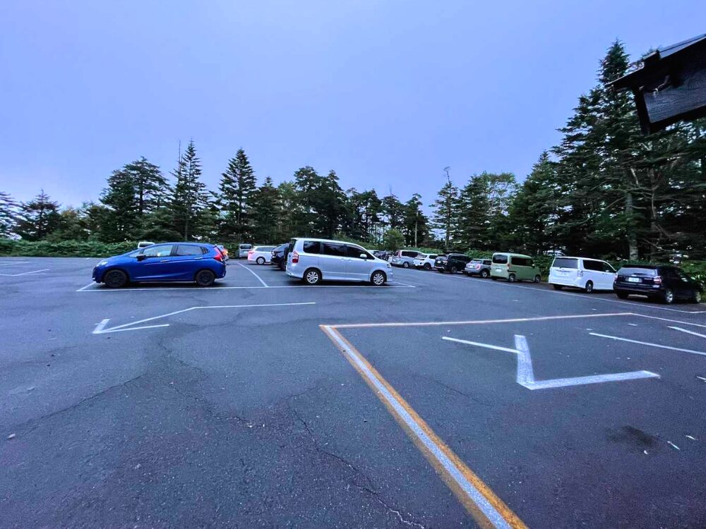 御嶽山の中の湯駐車場の早朝の風景