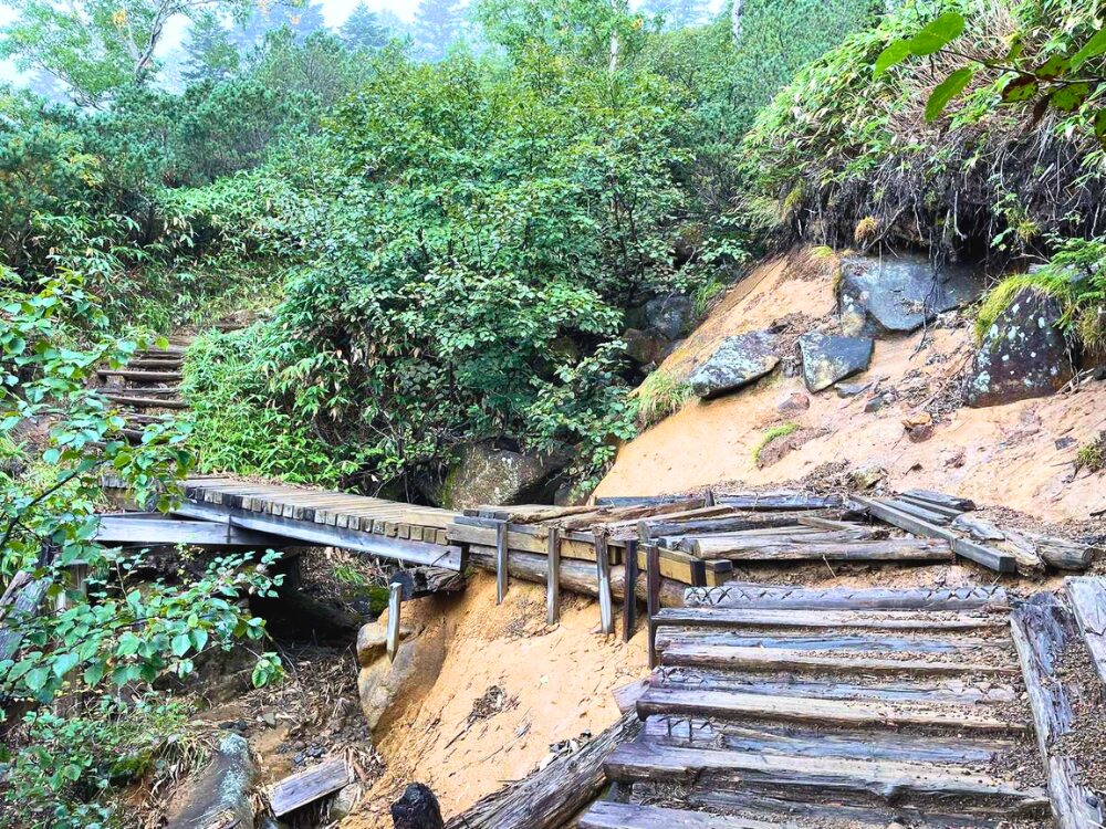 御嶽山7合目を過ぎたあとに出てくる整備された登山道