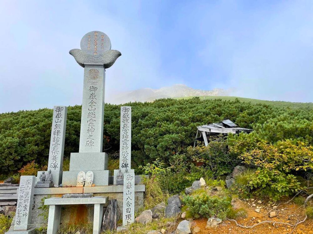 御嶽山8合目頂上にある御嶽全山総霊神牌